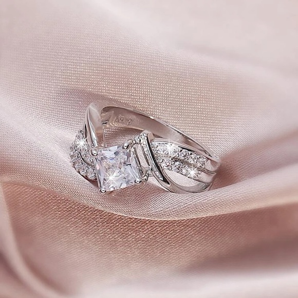 Solitaire Diamond Simulator Zircon Ring - Picture 2 of 3